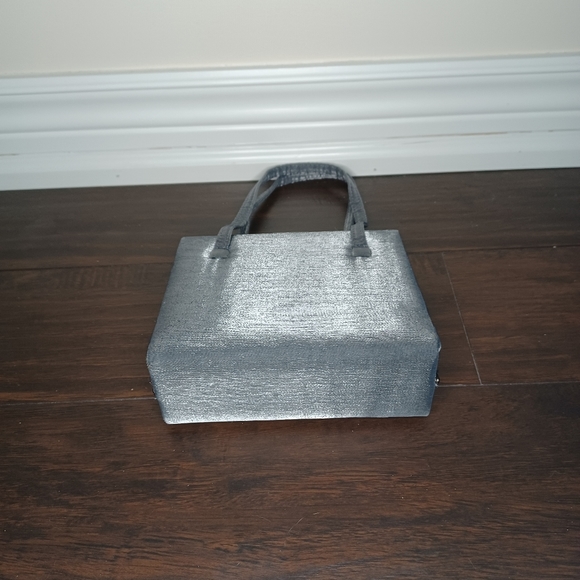 Silver-gray satin hand bag with shoulder strap - Picture 2 of 6